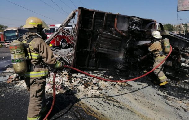 Camioneta de carga volcó e incendio en la autopista a Zapotlanejo