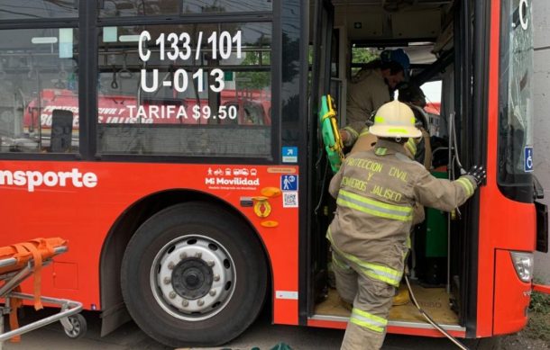 Choque de unidad del transporte público deja un prensado