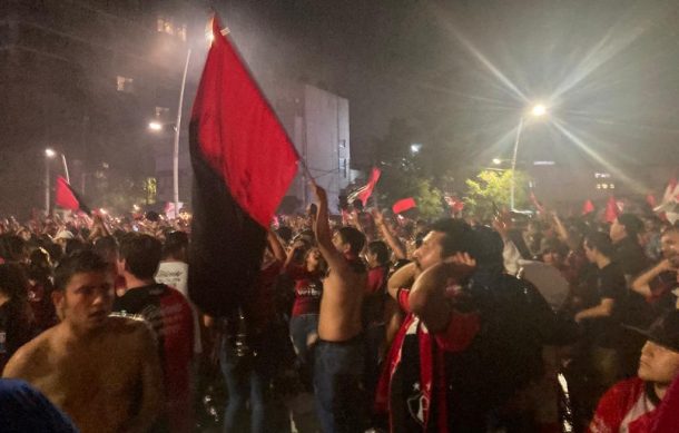 Fanáticos del Atlas celebran el bicampeonato en la glorieta de los Niños Héroes