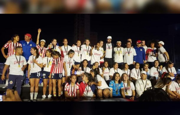 Festejan en La Minerva el campeonato de Chivas femenil