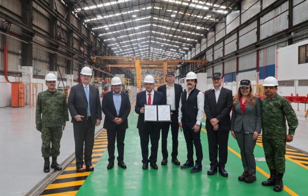 López Obrador firma con Bombardier la compra de 42 trenes para el Tren Maya