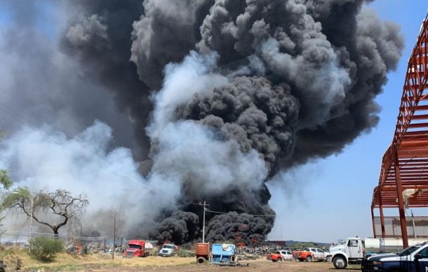 Voraz incendio consume basurero y tiradero de llantas cerca de Tlajomulco