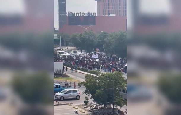 Estudiantes de UdeG bloquean avenida López Mateos Sur