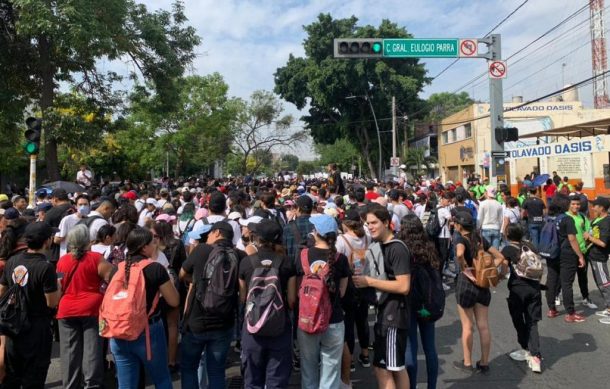 Contingentes de UdeG arrancan marcha hacia el Centro tapatío