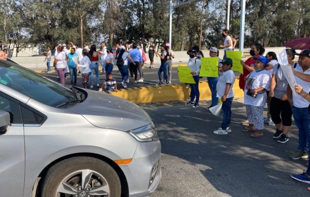 Vecinos de San Juan de Ocotán bloquean Periférico