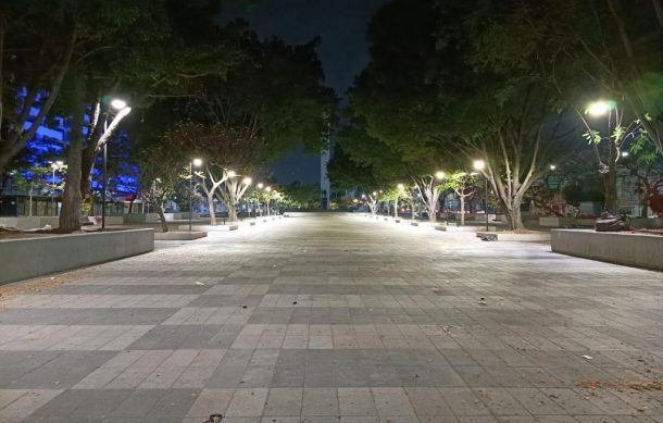 Reparan las luminarias de la Plaza Juárez