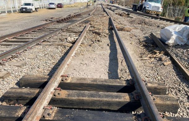 Continúan trabajos para levantar vagones del tren descarrilados