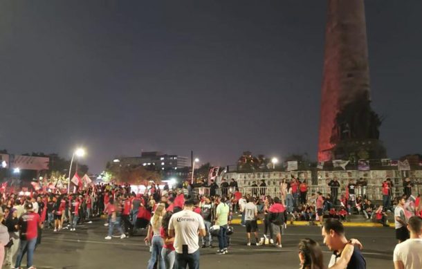 Alrededor de 3 mil aficionados del Atlas festejaron anoche en la Glorieta Niños Héroes