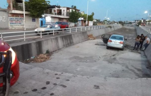 Auto cae a canal de la colonia Jardines del Edén en Tlajomulco