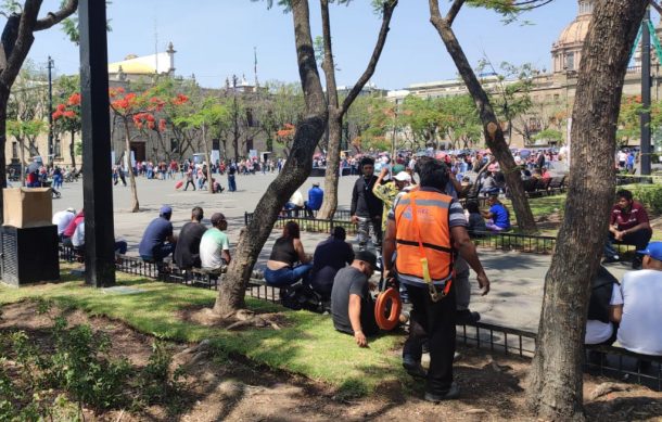 Se reúnen pepenadores de Matatlán en Plaza de la Liberación, podrían manifestarse