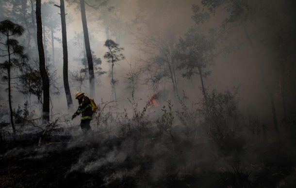 Voraz incendio forestal se extiende en Autlán; activan alerta atmosférica