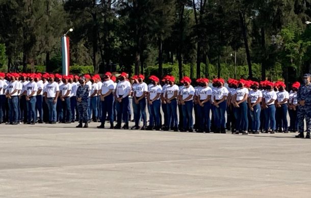 Por vez primera mujeres del SMN rinden protesta ante la bandera