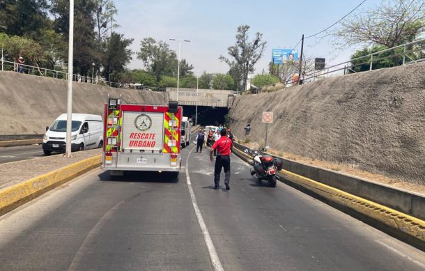 Vuelca camión cargado con tanques de oxígeno en túnel de San Ignacio