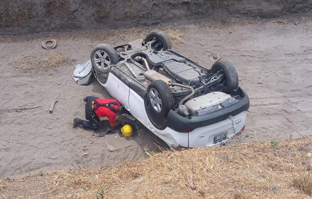 Cae camioneta al canal de Santa Catalina en Zapopan