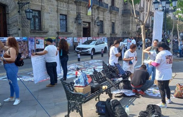 Protestan familiares de desaparecidos por retiro de fichas de búsqueda de los bolardos del Centro