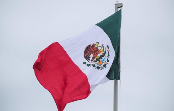 El domingo sí será izada la bandera en Zócalo: AMLO