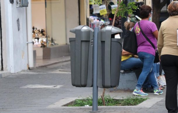 Buscar comida en basureros, una práctica común en GDL