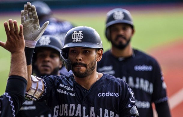 Fernando Pérez es el primer Mariachi en conectar 3 jonrones en un partido