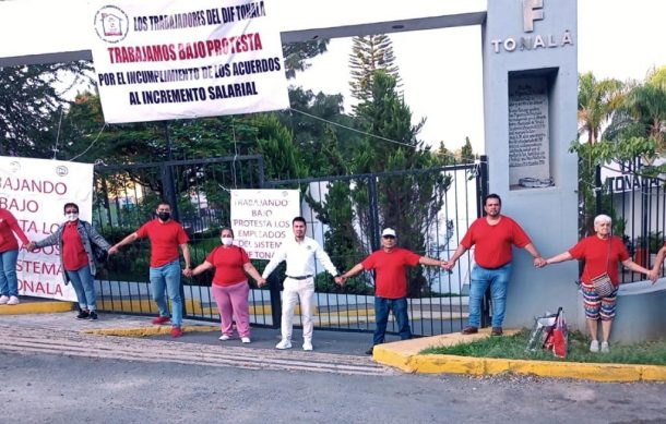 Empleados del DIF Tonalá realizan paro de labores, demandan alza salarial