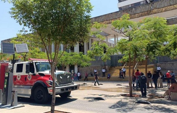 Camioneta con fuga de gasolina causa desalojo de Palacio Federal