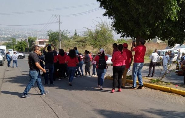 Entre golpes y aventones termina protesta en las puertas del DIF Tonalá