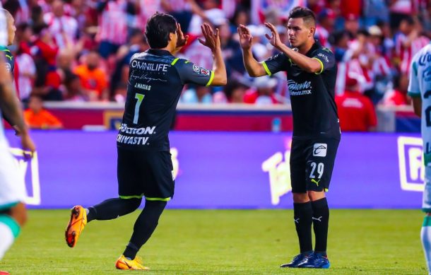 Con dos goles de Macías, Chivas vence 3-1 al Santos en amistoso