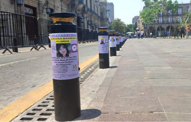 Vuelven a colocar carteles de desaparecidas en el Centro de Guadalajara