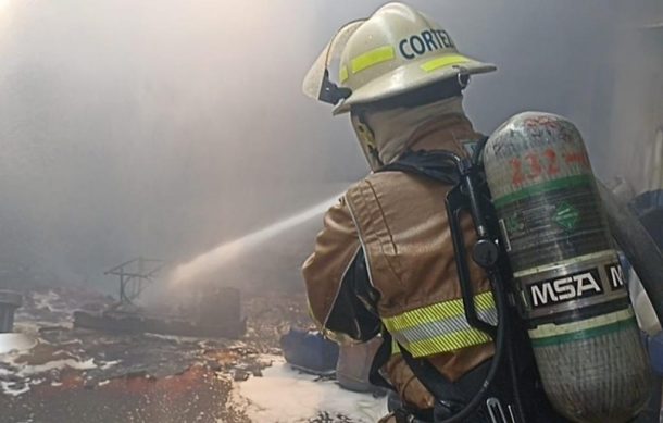 Voraz incendio consume dos bodegas y seis viviendas en El Salto