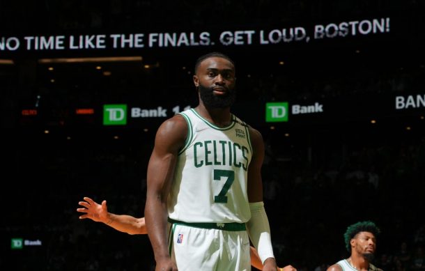 Celtics brilla de nuevo y vence a los Warriors 116-110