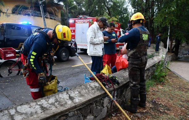 Pareja de la tercera edad a punto de ser arrastrada por la corriente en Circunvalación Belisario