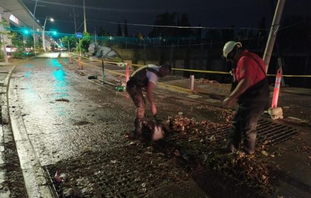 Extraen agua de fosa de cimentación para evitar se extienda socavón en avenida Juan Pablo II