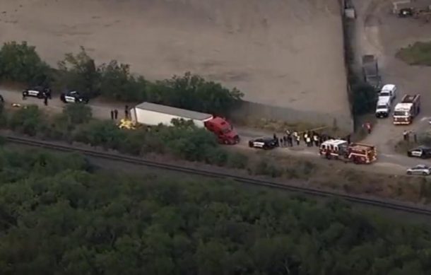 Suman 53 migrantes muertos tras haber sido abandonados en tráiler