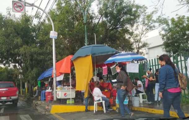 Ambulantes invaden banqueta del Centro Médico de Occidente