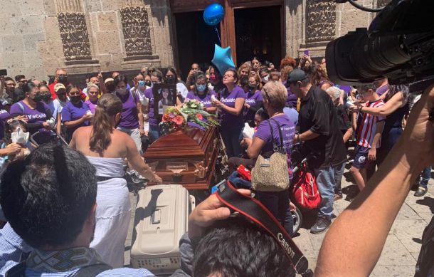 Entre globos, flores y porras, familiares y amigos despiden a Luz Raquel