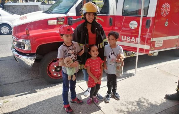 Bomberos salen a colonias para convivir con tapatíos