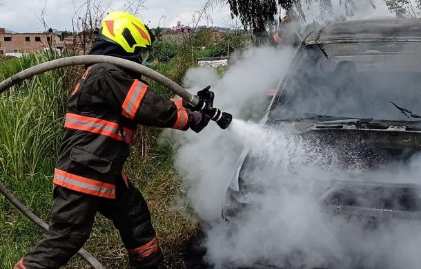 Hombre sufre lesiones severas al quemarse su camioneta