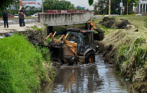 Para evitar inundaciones, retiran tapones de basura del canal entre Tlaquepaque y Tonalá