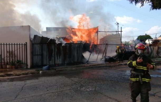 Combaten fuego en una bodega de tarimas de Guadalajara