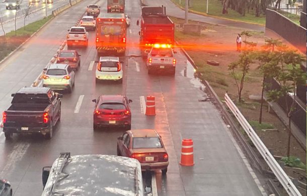 Choque colapsa la vialidad en Periférico y Vallarta