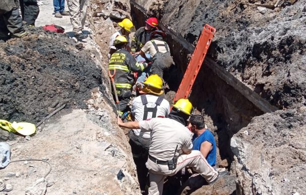 Empleados del SIAPA sufren accidente con una losa de concreto