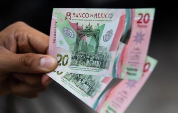 Peso retrocede a la espera de datos económicos