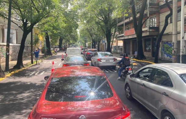 Cierran otro carril de avenida Hidalgo por obras y generan caos vial