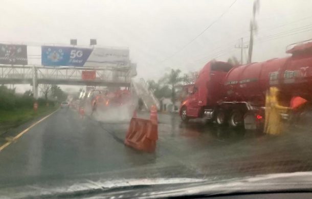 Pese a lluvias, reencarpetan carril central de carretera a Chapala