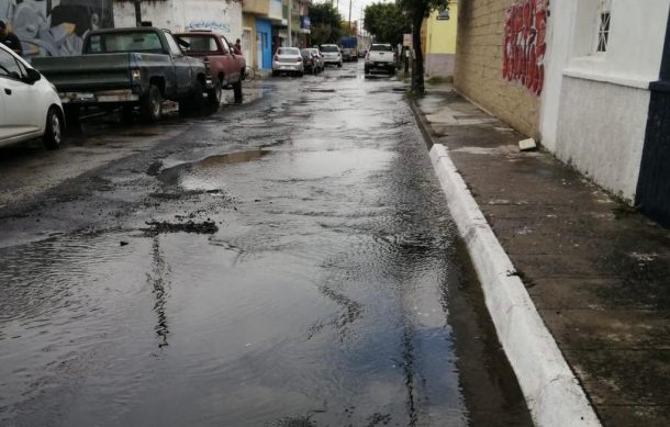 Se registra gran fuga de agua en la colonia del Fresno