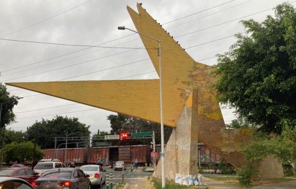 Avalan ciudadanos intervención de escultura “Pájaro de Fuego”