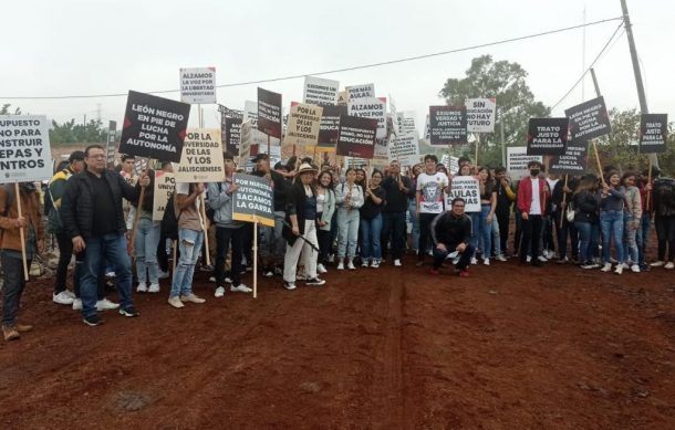 Con manifestación, estudiantes de UdeG reciben al Gobernador