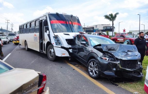 Aparatoso choque deja 19 heridos en carretera a Nogales