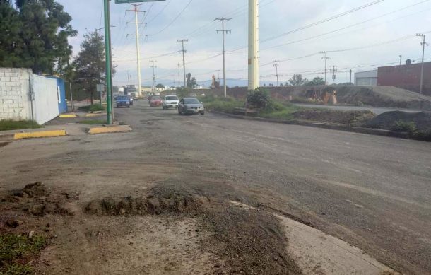 Reparan baches en vías alternas a obras en Adolf Horn