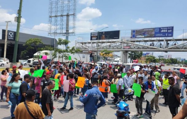 Mototaxistas bloquean López Mateos Sur