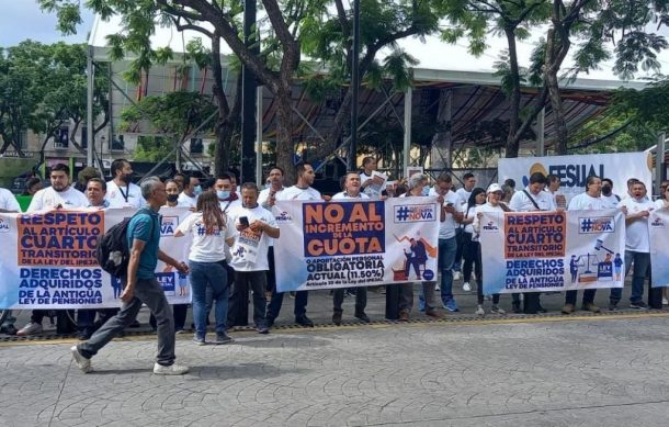 Protestan trabajadores sindicalizados del Congreso de Jalisco